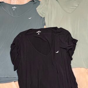 Hollister Three-Pack V-Neck Short Sleeve Tees in Black, Sage, and Seafoam